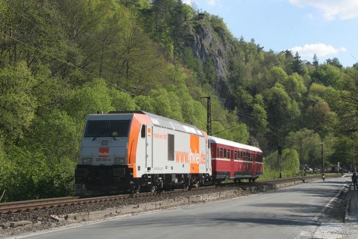 285 001 zieht den Esslinger Beiwagen durch Rbeland und fhrt zurck zum Bahnfest nach Blankenburg; 10.05.2008