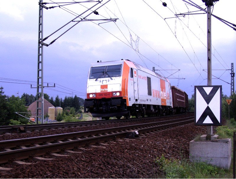 285 102-0  flchtet  am Abend des 14.6.08 vor der aufkommenden Regenfront  aus Halle .