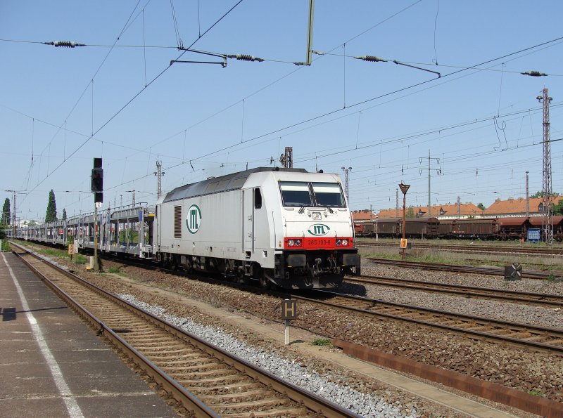 285 103-8 der ITL mit einem Leerzug Autotransportwagen in Magdeburg-Rothensee am 02.05.2009. Fotografiert vom Haltepunkt MD-Eichenweiler.