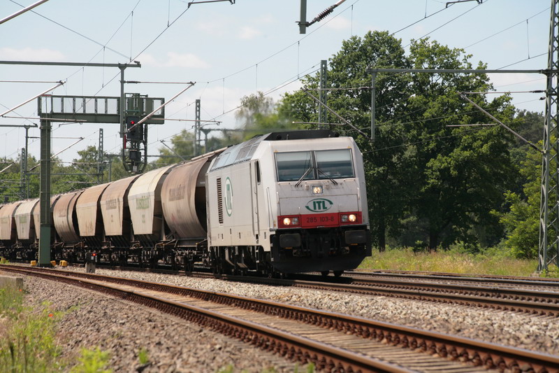 285 103 ITL dieselt mit ihrem Gterzug von Hamburg Richtung Berlin. 17.06.2009