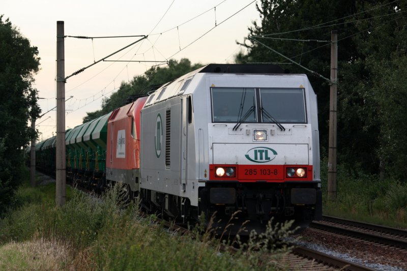 285 103 der ITL, im Schlepp 1116 238 ebenfalls der ITL und Getreidewagen, kruz nach dem Bahnhof Priestewitz, 30.07.09