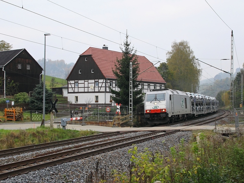 285 106-1 ist am 24.10.2009 mit einem Autotransportzug Richtung Tschechien unterwegs. (B Strand bei Rathen)