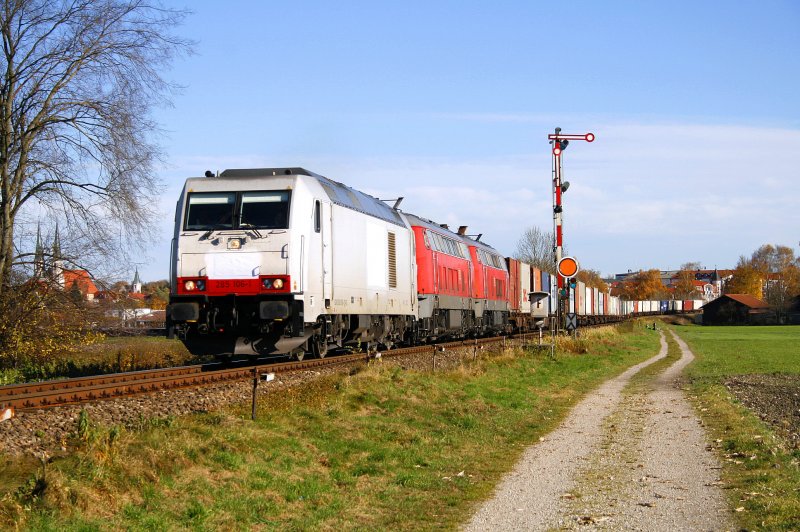285 106 mit zwei 217er und dem 50536 (Testfahrt) von Burghausen nach Mhldorf. Hier beim ESig von Alttting am 5. November 2008