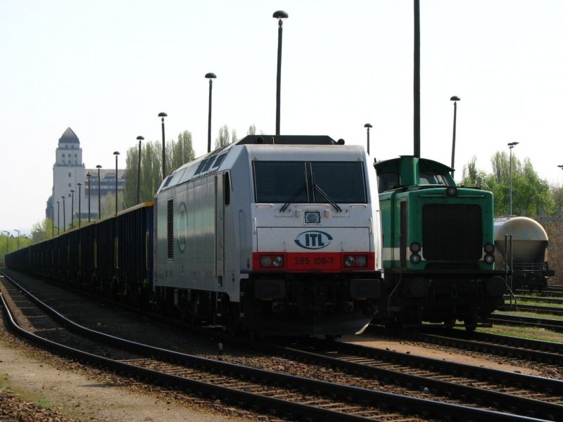 285 108-7 und 111 001 der ITL stehen am 11.04.09 abgestellt im Dresdner Alberthafen. 