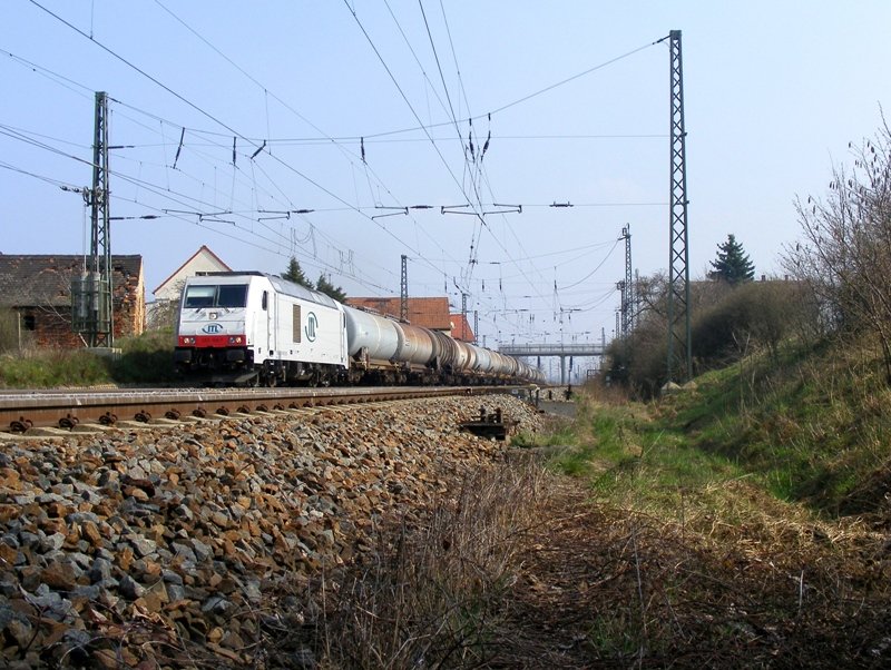 285 108-7 der ITL auf der Fahrt durch Priestewitz am 4.4.2009.