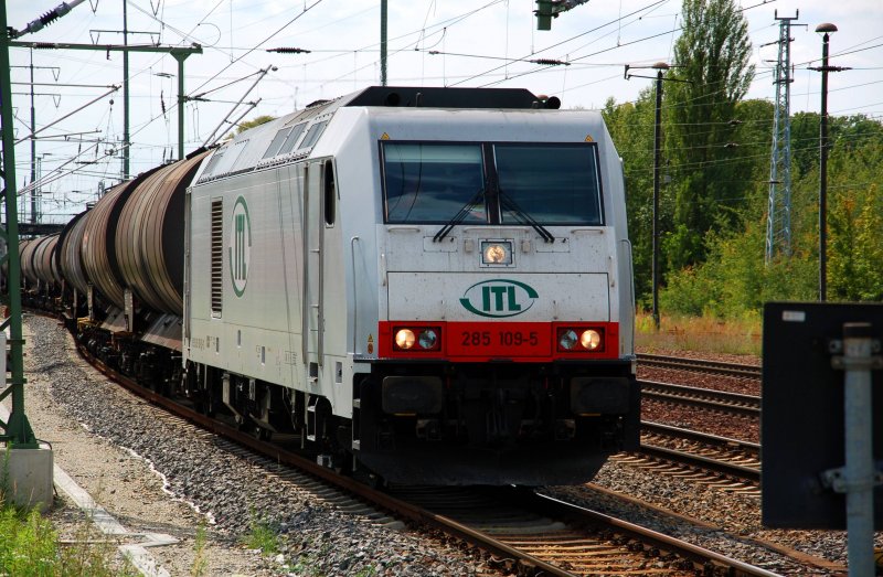 285 109 der ITL zeiht am 29.07.09 einen Kesselwagenzug durch Schnefeld Richtung Berlin.