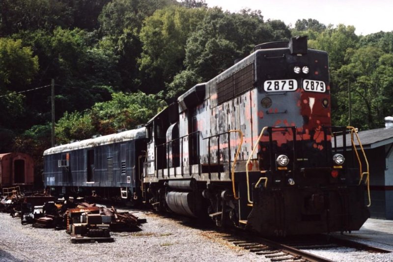 2879 (ex-Alabama & Georgia Railway GP38 No.80  John A. Charnbliss  und ex-Norfolk Southern No.2879) auf Tennessee Valley Railroad Museum in East Chattanooga am 30-8-2003. Bild un scan: Date Jan de Vries.
