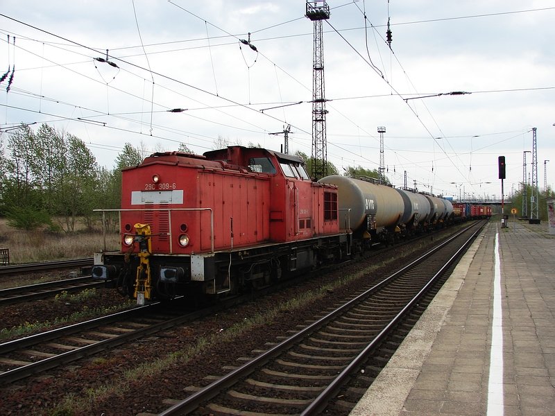 289 309 fhrt am 19.04.07 mit einer bergabe am HP Rostock Dierkow vorbei.