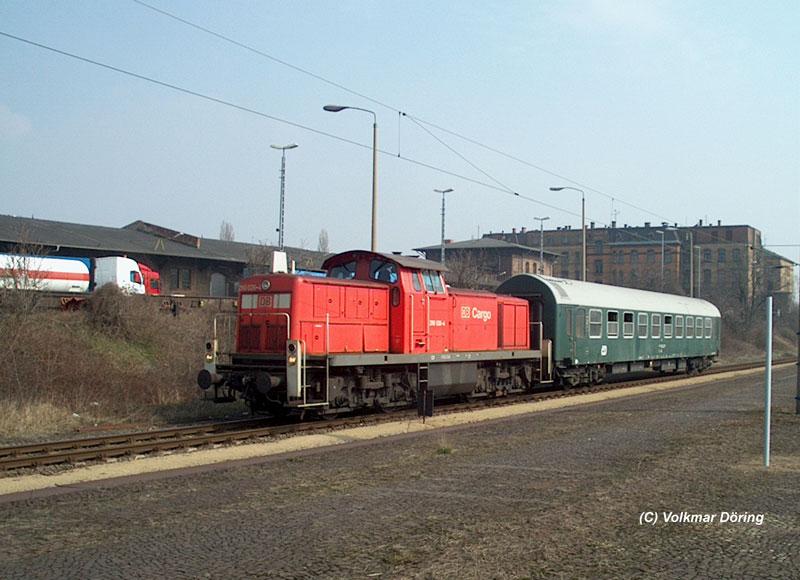 290 026 stellt den Waggon fr die mitfahrenden LKW-Fahrer der RoLa bereit; Dresden-Friedrichstadt, 26.03.2003 - Rollende Landstrae wurde am 19.Juni 04 infolge EU-Osterweiterung eingestellt
