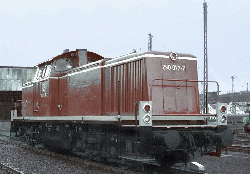 290 077 whrend der Betriebspause vor einer Halle in Hagen Gbf.
Aufn. 1982