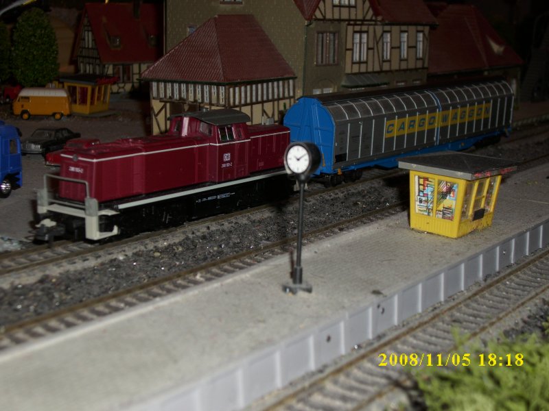 290 193 mit einem Habis-Wagen als bergabe ins Industriegebiet.Noch ist der Bahnsteig nicht mit Bahnsteigfiguren  bevlkert  aber das ist wieder Arbeit fr den kommenden Winter.