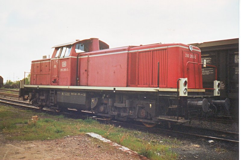 290 269-0,1992 in Bo-Langendreer.Die Baureihe 290 lief damals als Lok 1 zum Opelwerk,als Lok 3 und Lok 5 im Containerbahnhof,als Lok 6 in Bo-Nord und als Lok 8 in Bo-Ehrenfeld und als Lok 10 in Bo-Wattenscheid.Alle Loks waren in Dortmund-Betriebsbahnhof(EDOB)beheimatet.