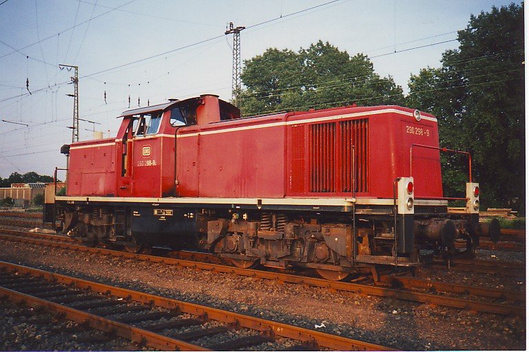290 298-9 wartet 1992 in Wanne-Eickel Gterbahnhof auf Ausfahrt in Richtung Bochum-Langendreer Gterbahnhof.