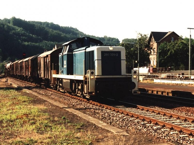 290 329-2 mit bergabegterzug 67729 Gerolstein-Ehrang auf Bahnhof Bitburg Erdorf am 4-8-1994. Bild und scan: Date Jan de Vries.
