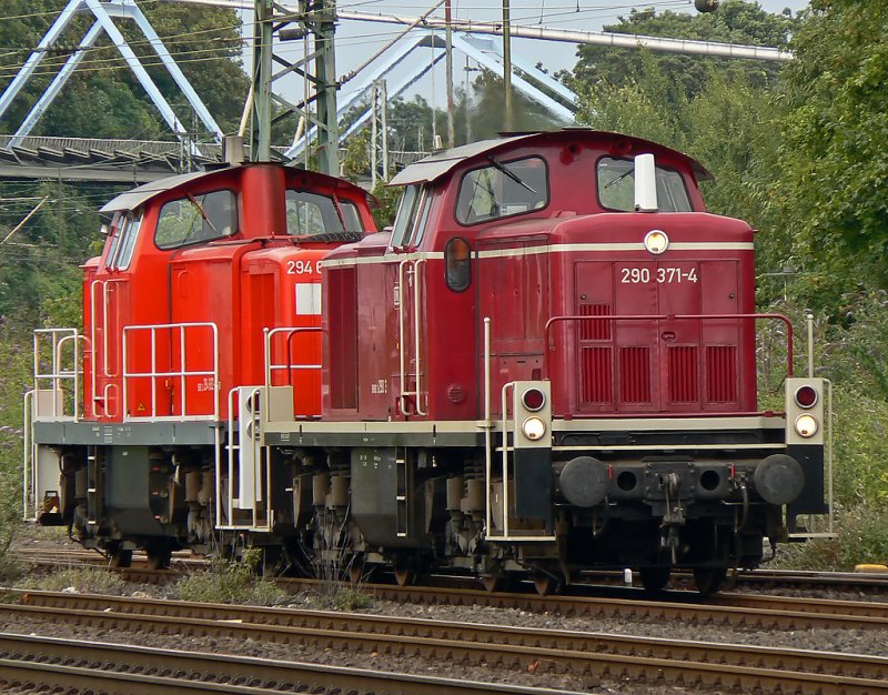 290 371-4 + 294 692-9, aufgenommen am 21.07.09 in Kln West oder  schn-rot  trifft  verkehrt-rot  