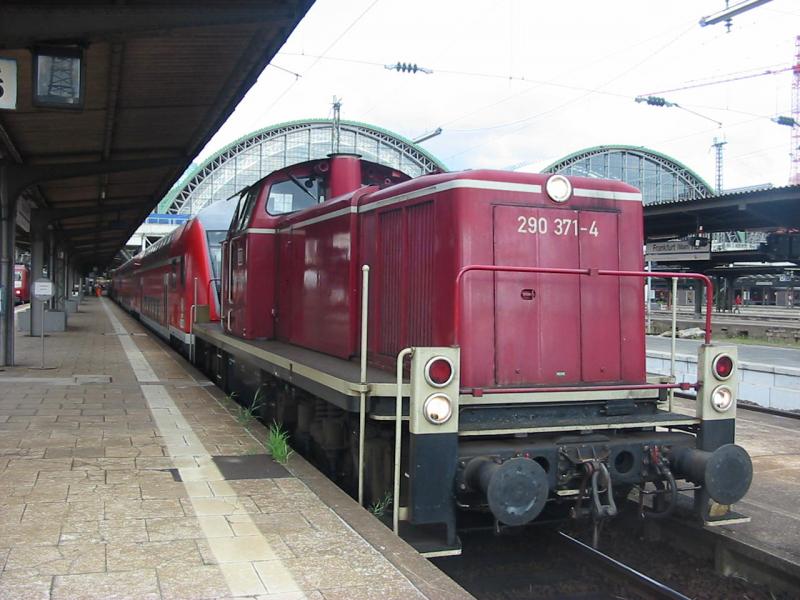 290-371 schon wieder am 26.7.2005 in Frankfurt a. M., aber diesmal hat sie einen Doppelstockzug an einen anderen Gekuppelt, der Zug besteht jetzt aus 12 Wagen und einer Lok der Baureihe 218.