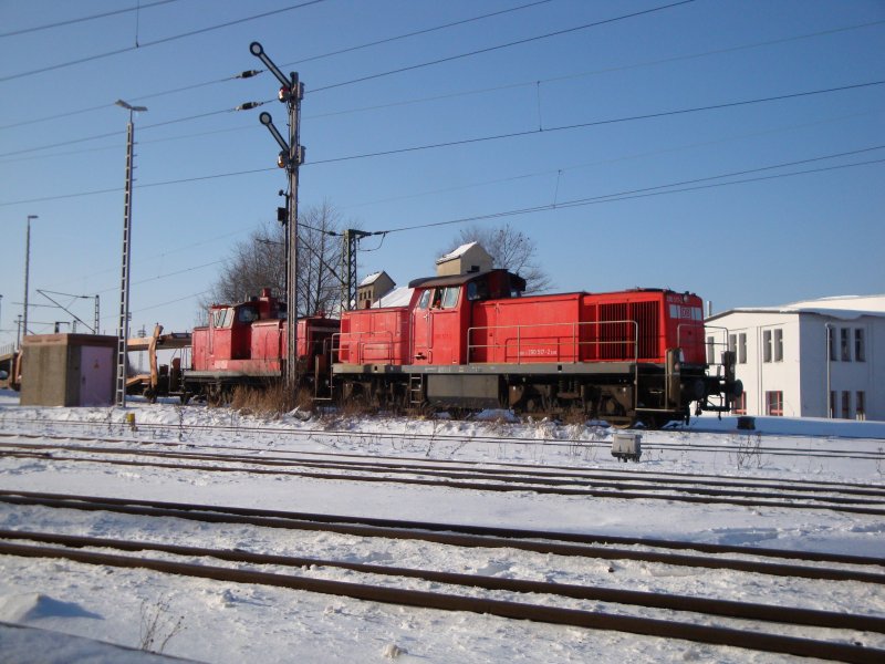 290 517-2 und 363 105-8 ziehen einen Zug mit Autotransportwagen aus dem Hauptbahnhof Zwickau in Richtung VW-Werk Zwickau-Mosel. Die alten Formsignale sind auch noch fast berall im Zwickauer Bahnhof vorhanden, fotografiert am 08.01.2009