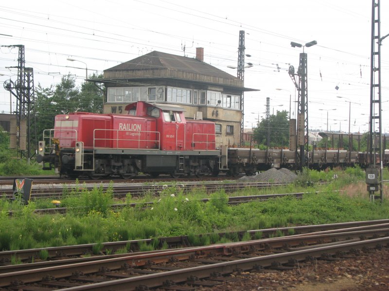 290 525-5 fhrt mit ihrem Gterzug aus Richtung Cossebaude komment in den Gterbahnhof Dresden-Friedrichstadt ein.29.06.07.