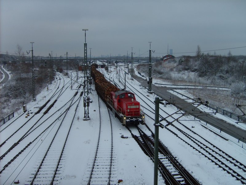 290 677-4 drckt einen Gterzug zum Ablaufberg in Mnchen-Nord am 13.12.08. Im Hintergrund trb ersichtlich-die Mnchner Skyline mit Fersehturm.