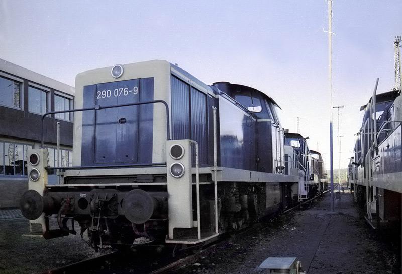 290076 in der sdlichen Rangierlok-Abstellgruppe mit verschiedenen 360  geparkt . Etwa um 1996. 
