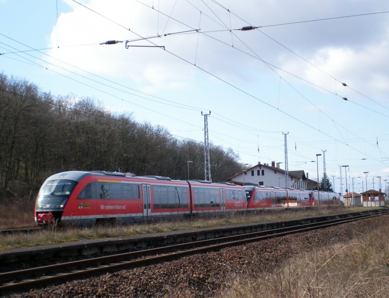 29.03.2008 Regionalexpress von Erfurt nach Magdeburg hat die Blankenheimer Rampe bewtigt und durchfhrt hier den Bahnhof Riestedt 