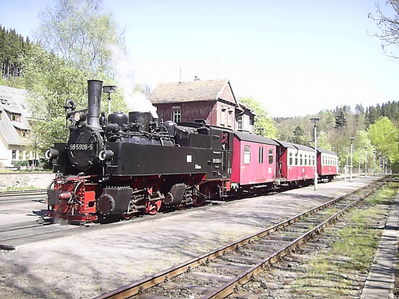 29.04.07 Lok 99 5906 im Bf. Alexisbad als 8953 gerade aus Quedlinburg angekommen.