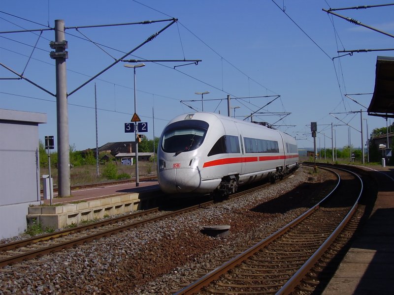 29.04.2007 Aufgrund der Streckensperrung in Bad Ksen wurde der Fernverkehr auf der KBS 595 umgeleitet. Hier ein ICE-T Dresden-Wiesbaden im Bahnhof Artern. 