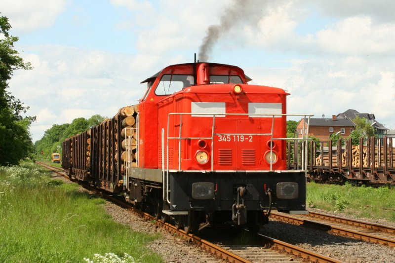 29.05.2006 Bf. Hagenow Stadt 345 119-2 bei der Ausfahrt 