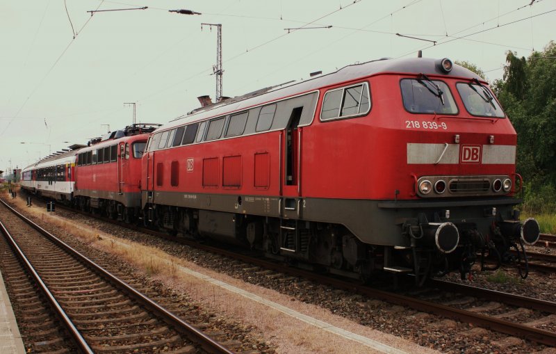 29.06.2009 BR 218 mit geschleppter defekter BR 115 und SBB Schulzug in Rostock.