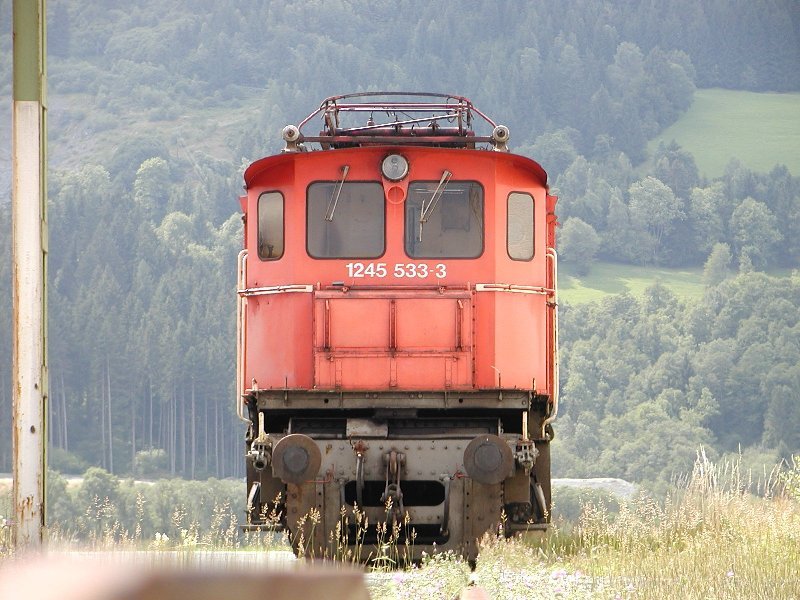 29.07.2002, der Ersatzteilspender 1245.533 f�r die Saalfeldener Nostalgielokomotiven steht auf dem Freigel�nde der Zf Saalfelden