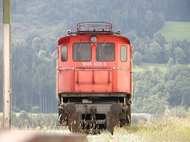 29.07.2002, der Ersatzteilspender 1245.533 fr die Saalfeldener Nostalgielokomotiven steht auf dem Freigelnde der Zf Saalfelden