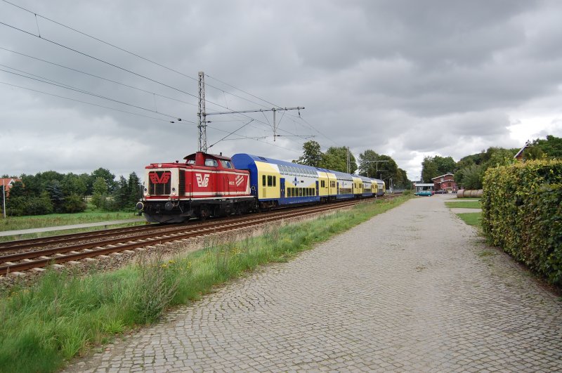 29.08.08, 410 01 von der EVB ist mit Doppelstockwagen von metronom auf dem Weg Richtung Stade und hat soeben den Bahnhof Neukloster(Kr. Stade) passiert.