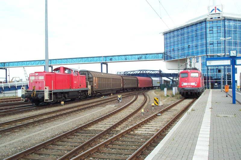 291 010-7 rangiert im Fhrhafen Sanitz (Mukran) am 28.08.03