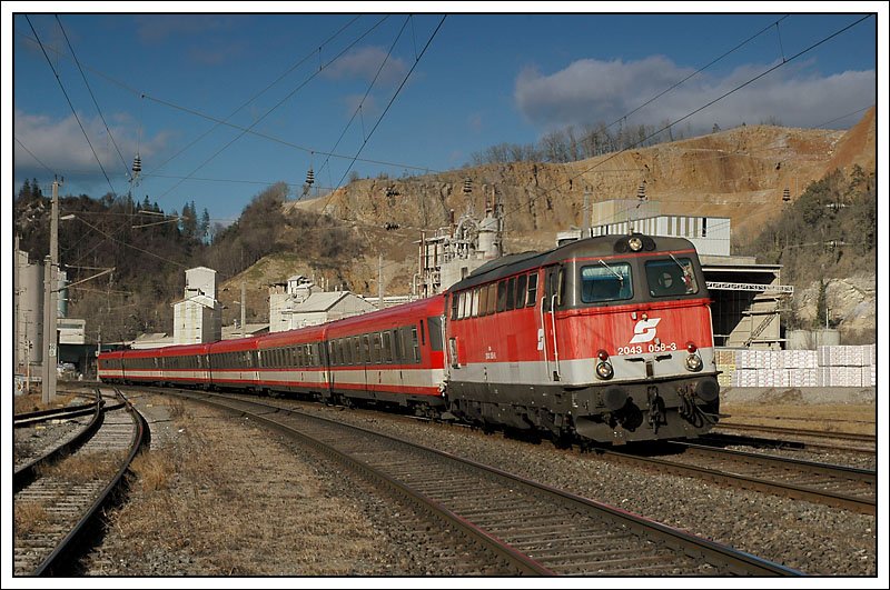 29.1.2008: In der Steiermark hinterlie „Paula“ u.a. Schden zwischen Mixnitz und Frohnleiten. Die Folge waren Dieselvorspannleistungen vor smtliche IC/EC-Zge zwischen Graz Hbf. und Bruck an der Mur bzw. Graz Hbf. und Leoben Hbf. Dabei kam, neben der BR 2016, auch die Knittelfelder 2043 058 zum Einsatz, wie hier beim IC 515 „Therme Nova Kflach“ von Innsbruck nach Graz, aufgenommen bei der Ein- bzw. Durchfahrt in Peggau-Deutschfeistritz. Insgesamt war 2043 058 bei EC 668, IC 515, EC 100, IC 517, IC 610 sowie IC 611 an diesem Tag als Vorspanntriebfahrzeug im Einsatz. Wer htte sich gedacht, dass man heute im hochwertigen Reisezugverkehr die Baureihe 2043 fotografieren kann.