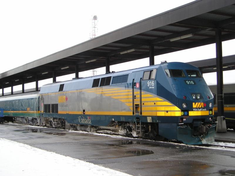 29.12.2004: ViaRail Canada Lokomotive 916 mit dem Zug 33 (Montral-Ottawa) kurz nach der (verspteten) Ankunft in Ottawa.