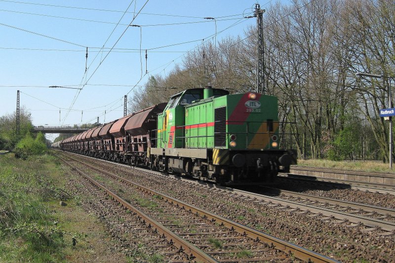 293-02 der ITL durchfhrt mit einem Kalisalzzug Radbruch Richtung Sden. Aufgenommen am 18.04.09.