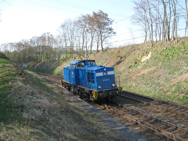 293 026-1 der Pressnitztalbahn berraschte uns aus dem  Hinterhalt . Aufgenommen bei Ahrenshausen. 11.04.2009.