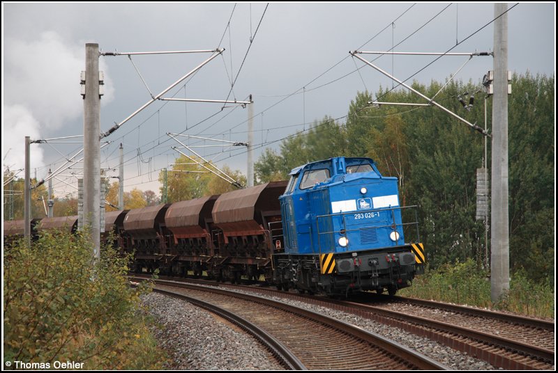 293 026 der Pressnitztalbahn GmbH ist am 13.10.07 zum Einschottern auf dem Hilbersdorfer Damm unterwegs.