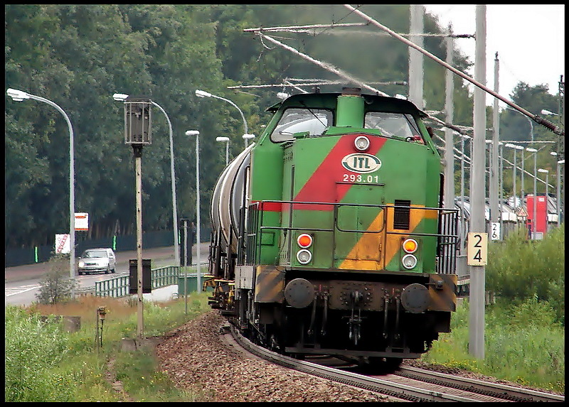 293.01 -ITL- als Nachschublok an einen Kesselwagenzug.  Stralsund mit Blick auf den Hp Grnhufe am 28.08.08 (wer die Zuglok sehen mchte siehe:
http://www.bahnbilder.de/name/einzelbild/number/344577/kategorie/suchen/suchbegriff/J%F6rg+Trutwig.html