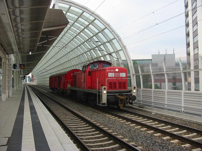 294-081 mit Netzhilfzug in Ludwigshafen Mitte.