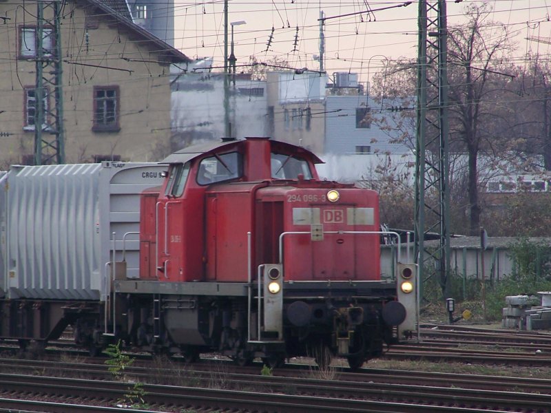 294 096 mit einem Kontainerzug in den Mannheimer Hafen durchfhrt Mannheim Hbf.