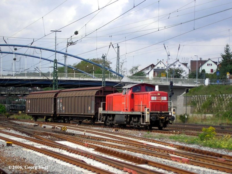 294 109-4 mit zwei H-Wagen auf dem Weg nach Illingen. Mhlacker, 24.8.06