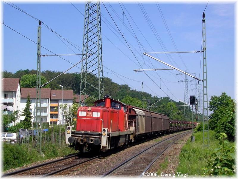 294 109 mit einer bergabe von Illingen nach Mhlacker kurz vor dem Haltepunkt Rlesweg. 17.6.06