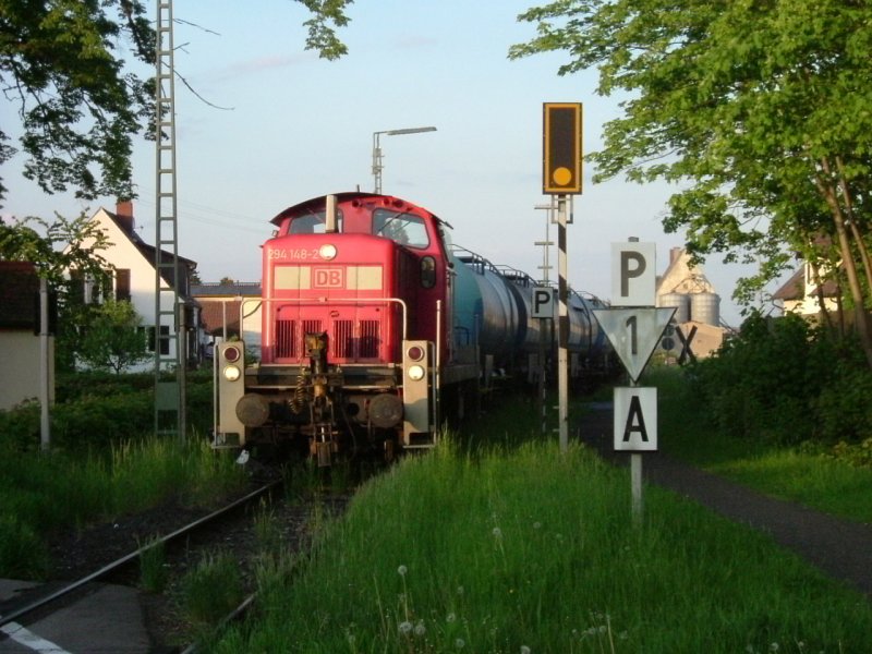 294 148 zieht am Abend des 24.05.2006 einige Flssigkaolinwagen aus dem eigentlich gesperrten Gleis 3 in Hirschau. Die Wagen wurden Mittags wegen auergewhnlichem hohen Verkehrsaufkommen dort abgestellt.(Strecke Amberg-Schnaittenbach)