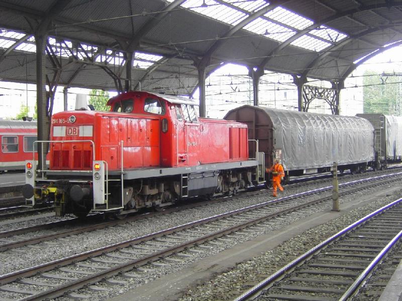 294 165 fuhr am 15.7.04 mit einer bergabe durch den Aachener Hauptbahnhof.Den Signalaufenthalt nutzt der Lrf fr eine kleine Kontrolle.