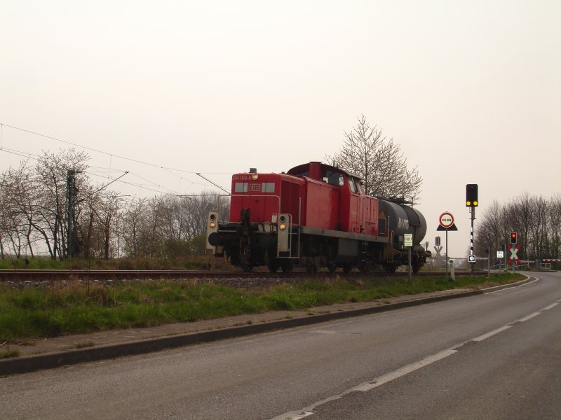 294 169-8 kurz vor Lindern. Die fuhre bestand aus einem kleinen Kesselwagen. Strecke Heinsberg - Lindern 
