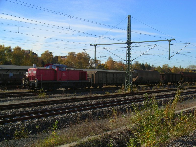 294 198-7 steht am Mittag des 24.10.08 mit einem gemischten Gterzug im Freiberger Bahnhof.