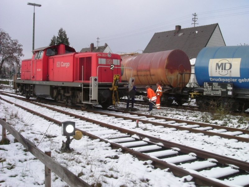 294 262 hatte am Vortag einen Zusammensto mit einem PKW an einem B. Ein Rangiertritt wurde dabei so stark verbogen, dass er am nchsten Tag von der Werkstatt entfernt wurde. Hier ist zu sehen, wie die Lok auf Gleis 2 in Hirschau neben dem eigentlichen Zug steht und der Rangiertritt entfernt wurde. (10.11.2004 Strecke Amberg-Schnaittenbach)