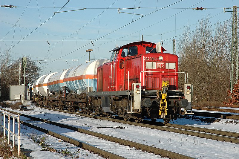 294 390 zieht einen Kesselwagenzug durch den Bhf von Moers. 29.12.2004