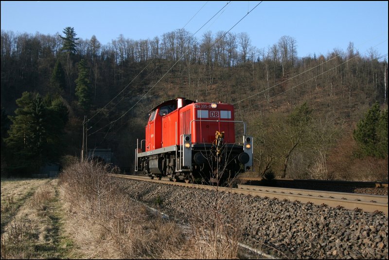 294 395 brummt als Lokzug bei Werdohl Richtung Kreuztal. (19.02.2008)